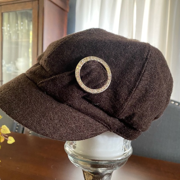 Winter Hat with Brim - Brown with rhinestone brooch - Picture 6 of 6